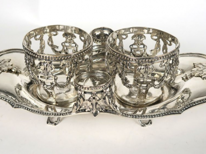 Monture d’huilier XVIIIe en argent, décor de feuillage et de perles.Po