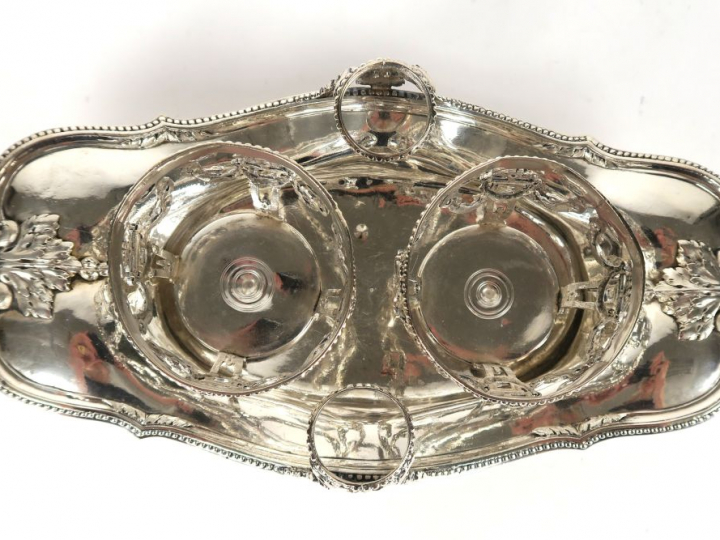 Monture d’huilier XVIIIe en argent, décor de feuillage et de perles.Po