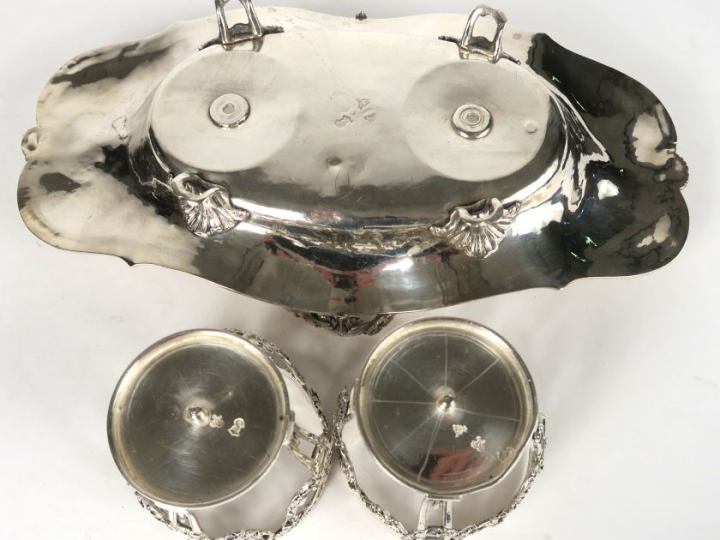 Monture d’huilier XVIIIe en argent, décor de feuillage et de perles.Po