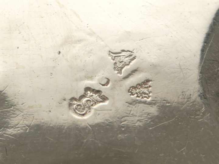 Monture d’huilier XVIIIe en argent, décor de feuillage et de perles.Po