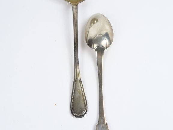 Cuillère à ragout XVIIIe et louche en argent. Poids : 410 g