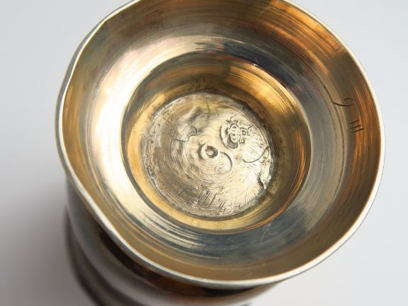 Timbale sur piedouche en argent XVIIIe. Poids : 118 g