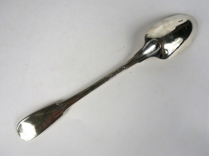 Cuillère à ragout XVIIIe en argent, modèle au filet. Poids : 176 g