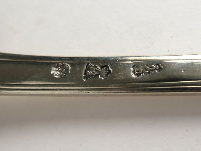 Cuillère à ragout XVIIIe en argent, modèle au filet. Poids : 176 g