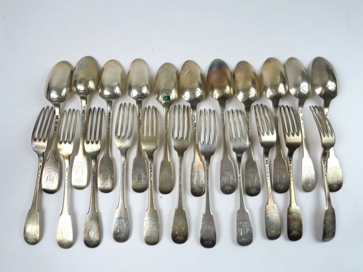 11 fourchettes et 11 cuillères en argent XVIIIe, poinçon dépareillés. 