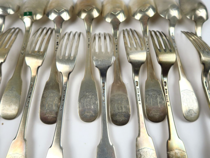 11 fourchettes et 11 cuillères en argent XVIIIe, poinçon dépareillés. 