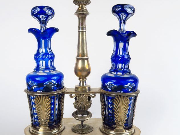 Huilier en argent, poinçon Vieillard, à décor de palmettes et de godro