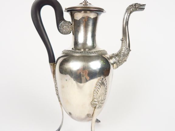 Verseuse tripode XIXe en argent, poinçon Vieillard, à décor de palmett