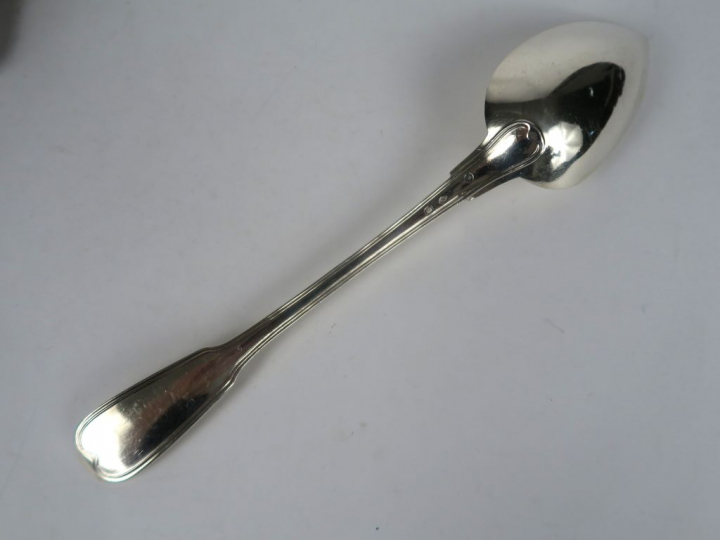 Cuillère à ragout en argent, poinçon Vieillard, modèle au filet. Poids
