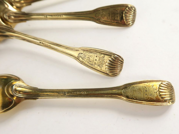 Dans leur étui XVIIIème en cuir, six cuillères à café en vermeil, modè