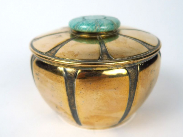 BOUCHERON. Sucrier en vermeil, poinçon Minerve, à décor de cotes. Bell