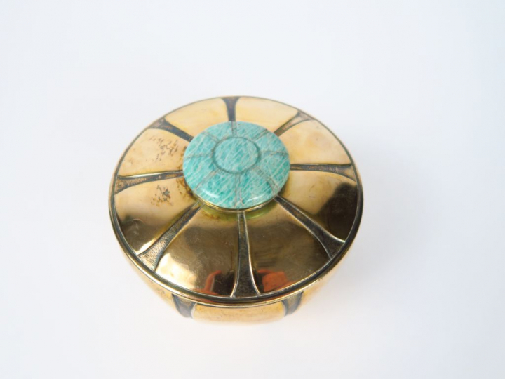 BOUCHERON. Sucrier en vermeil, poinçon Minerve, à décor de cotes. Bell