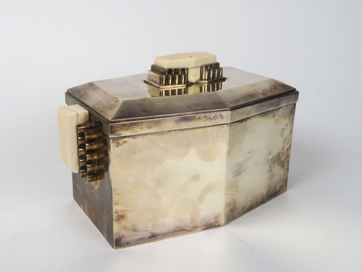 CARDEILHAC. Boite couverte Art Déco en argent, poinçon Minerve, prises