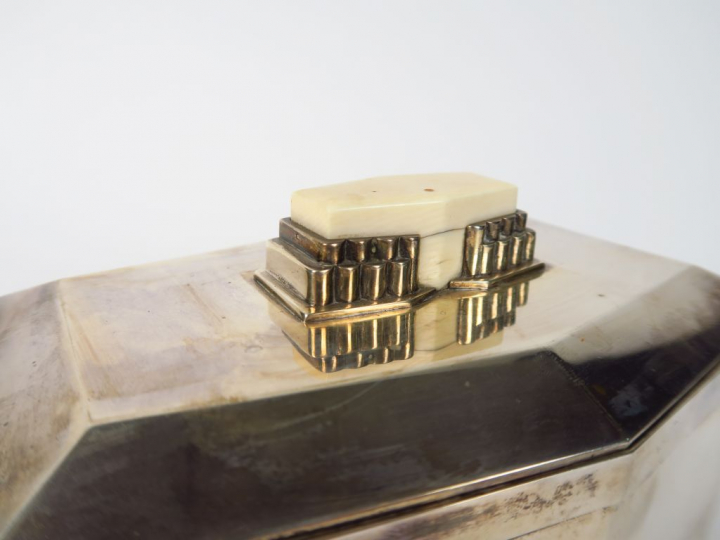 CARDEILHAC. Boite couverte Art Déco en argent, poinçon Minerve, prises