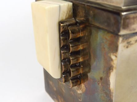 CARDEILHAC. Boite couverte Art Déco en argent, poinçon Minerve, prises