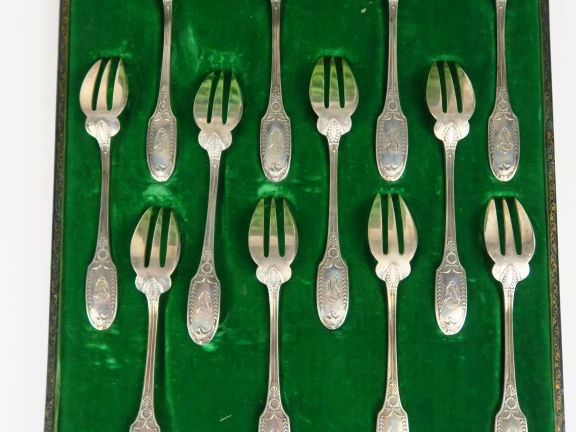 FOUQUET-LAPAR. Suite de 12 fourchettes à gateaux de style Empire en ar