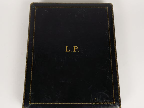 FOUQUET-LAPAR. Suite de 12 fourchettes à gateaux de style Empire en ar