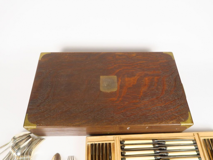 FOUQUET- LAPAR. Partie de ménagère en argent, poinçon Minerve, chiffré