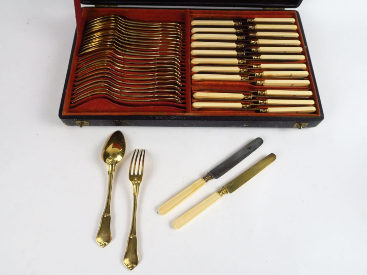 PUIFORCAT. 12 couverts à entremets en vermeil, monogrammés, deux série