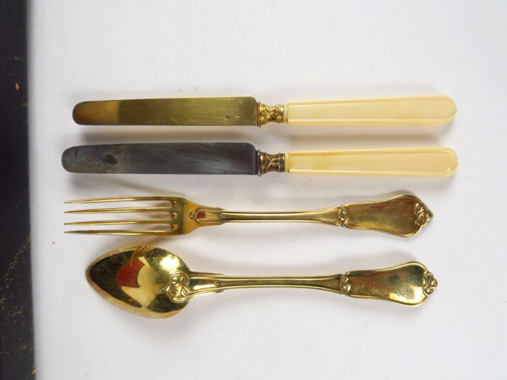 PUIFORCAT. 12 couverts à entremets en vermeil, monogrammés, deux série