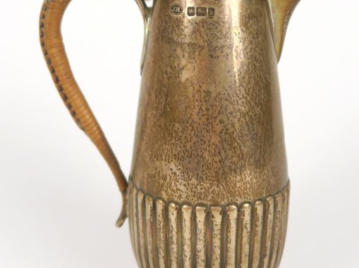 Verseuse 1900 en argent anglais, à décor de godrons, manche en osier t