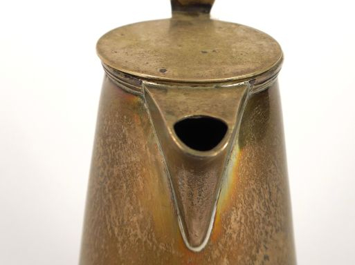 Verseuse 1900 en argent anglais, à décor de godrons, manche en osier t