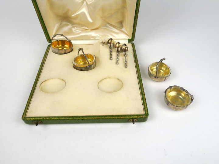 Suite de quatre salerons de style Art Nouveau en argent, poinçon Miner