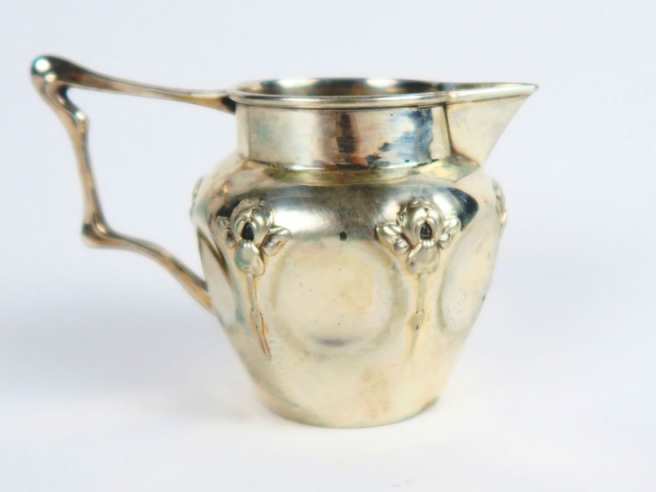 Petit pot à lait Art Nouveau en argent, à décor d'iris. Poids : 49 g