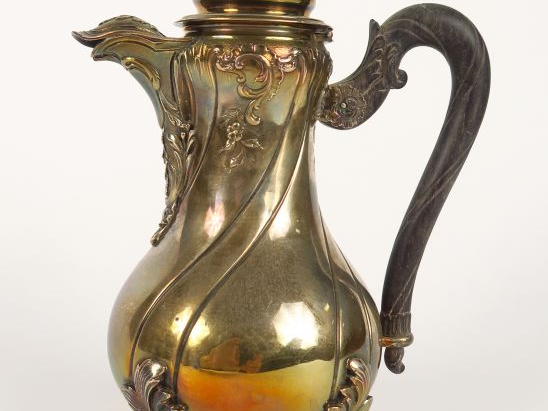 Petite verseuse tripode de style rocaille, manche en bois noirci. Haut