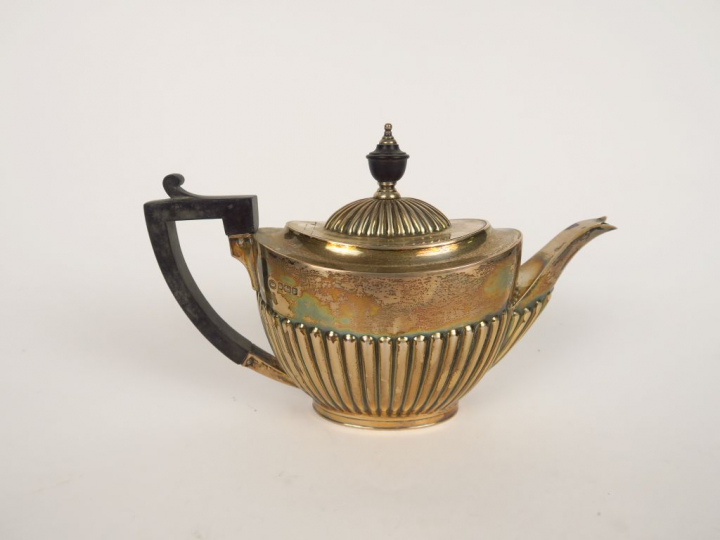 Théière en argent anglais à décor de godrons, manche en bois noirci. P