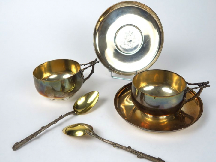 Paire de tasses et sous tasses à thé en argent, poinçon Minerve. Prise