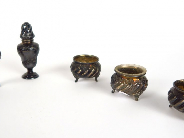 Suite de 3 salerons, paire de salières (à vérifier) en argent, poinçon