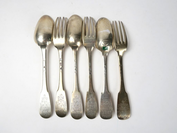 Paire de couverts dépareillés. Armoriés. Poids : 475 g