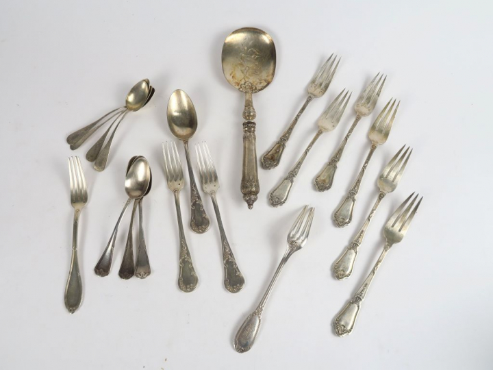 Couverts dépareillés en argent, poinçon Minerve, comprenant : 10 fourc