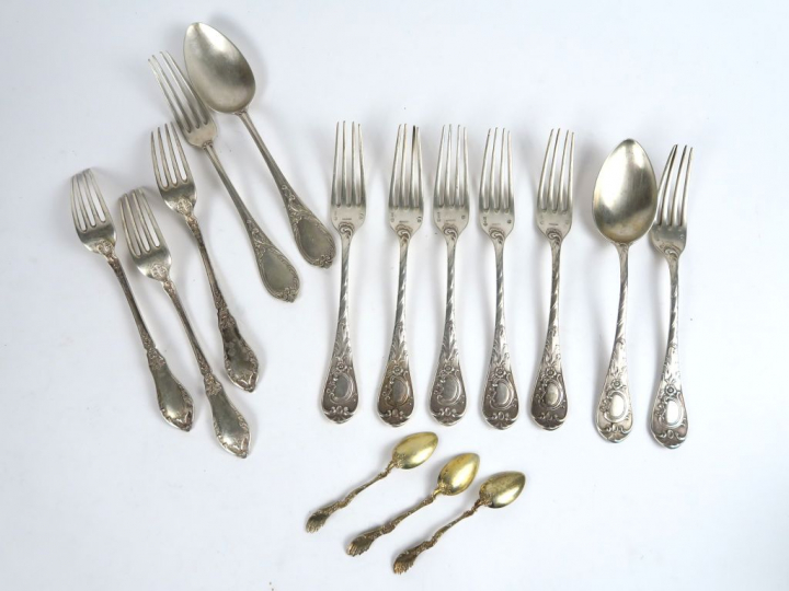 Différentes séries de couverts incomplets en argent espagnol. On y joi