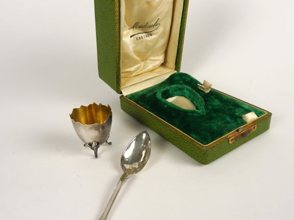 Coquetier tripode et cuillère, l'ensemble en argent, poinçon Minerve. 