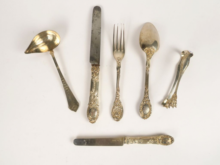 Grand couvert de style Rocaille, cuillère à sauce, pince à sucre, l'en