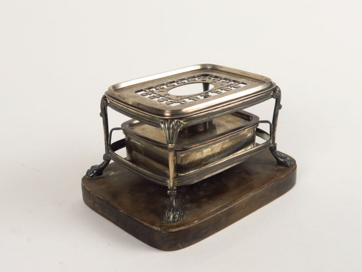 Petit réchaut de table en argent et métal argenté, piétement griffe su