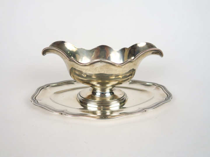 Saucière en argent, poinçon Minerve, modèle à filets. Poids : 573 g