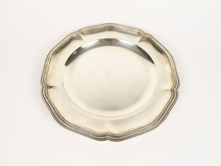 Grand plat rond en argent, poinçon Minerve, modèle à filet. Poids : 1 
