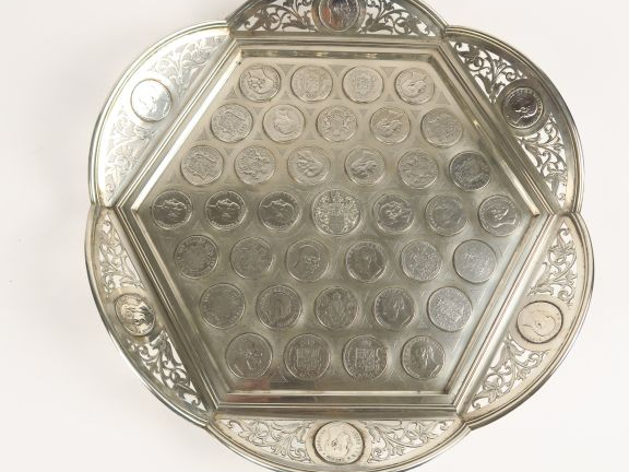 Plateau en argent à bords polylobés et ajourés, l'ensemble orné de 42 