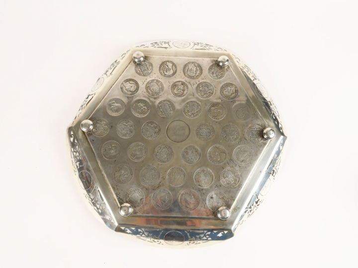 Plateau en argent à bords polylobés et ajourés, l'ensemble orné de 42 