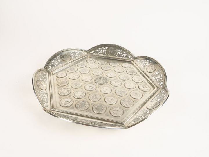 Plateau en argent à bords polylobés et ajourés, l'ensemble orné de 42 