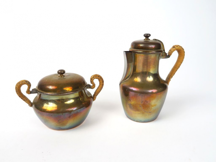 Verseuse égoïste et son sucrier en argent, poinçon Minerve. Les anses 