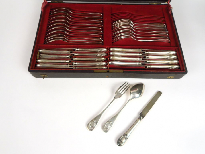 Partie de ménagère en argent, poinçon Minerve, à décor d'un médaillon 