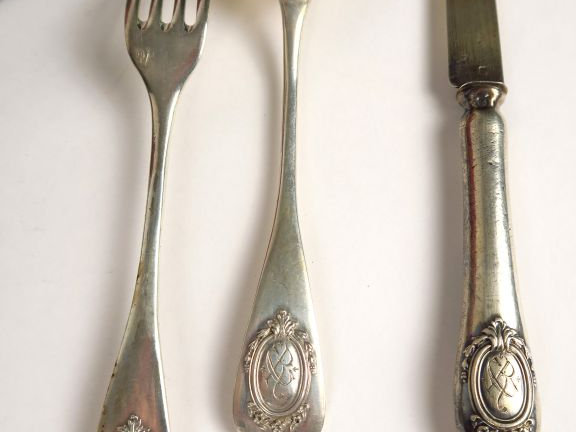 Partie de ménagère en argent, poinçon Minerve, à décor d'un médaillon 