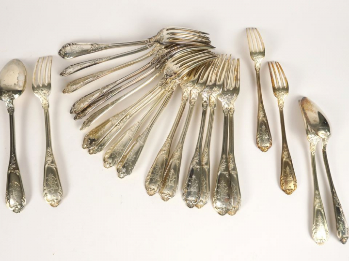 Suite de 17 fourchettes, une grande cuillère, une cuillère à entremet,