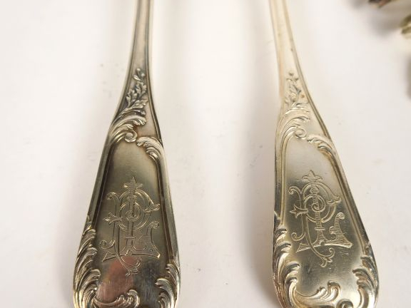 Suite de 17 fourchettes, une grande cuillère, une cuillère à entremet,