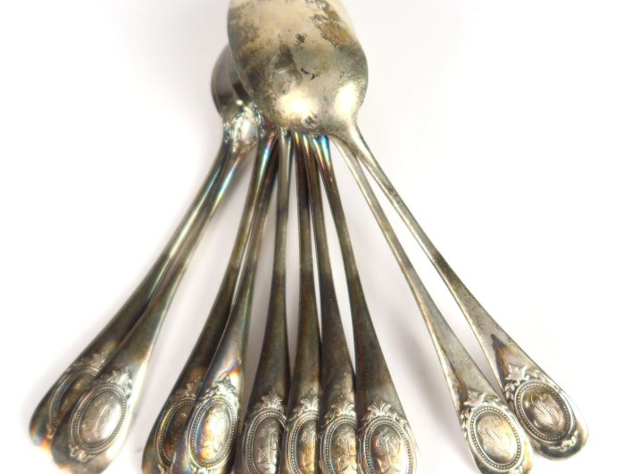 10 petites cuillères, dont 2 légèrement différentes, en argent, poinço