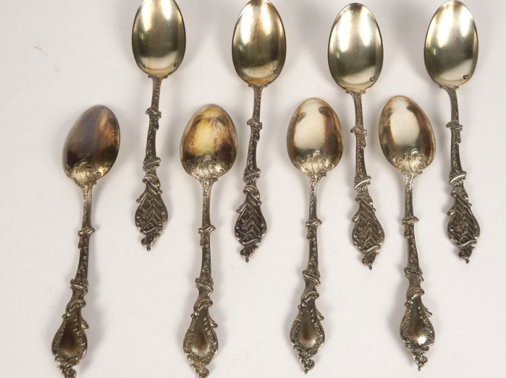 Suite de 8 petites cuillères de style Rocaille. Maitre orfèvre HS. Poi